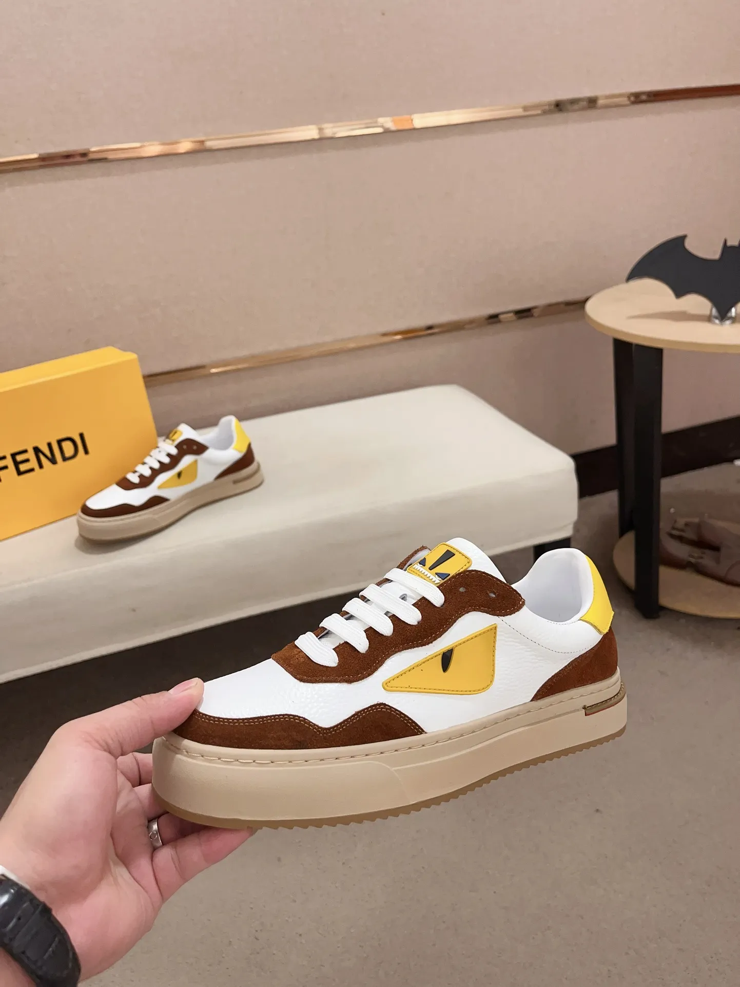 Men's shoes💰: 400💰[Fendi] Fendi's latest casual shoes for men! Available at counters simultaneously! A one-to-one replica of the original. All imported official website one-to-one cowhide fabric. The interior is made of top-grade sheepskin, and the original factory-supplied rubber outsole is used. Leading new fashion concepts. Matching code: 38-44. (can be customized for 45 non-refundable)